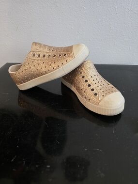 Native Kids Sparkly Gold Slip-On Sneakers